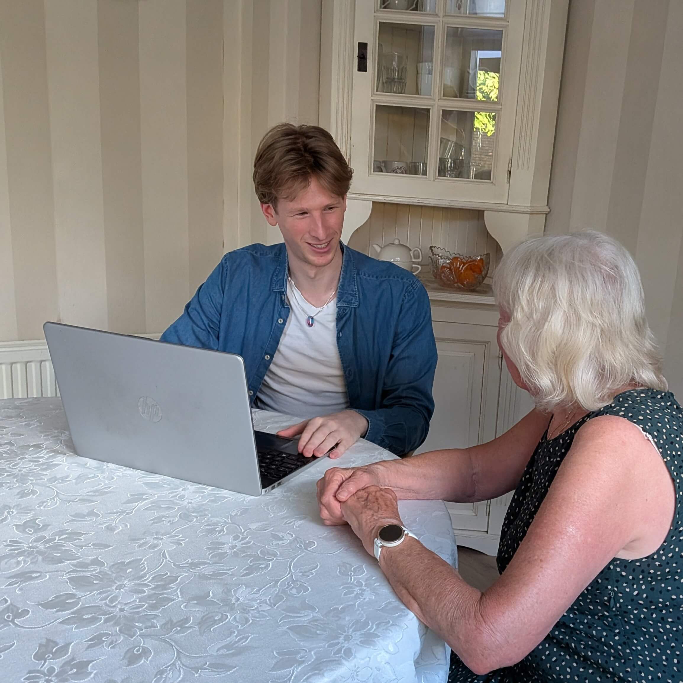 Joshua helpt een klant thuis